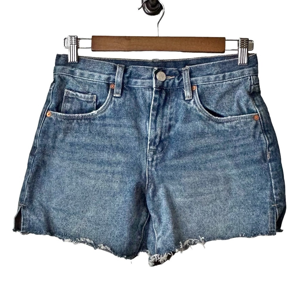 BLANKNY The Perry Mom Denim Raw Hem Short Women’s SZ 25 in Medium Blue Wash